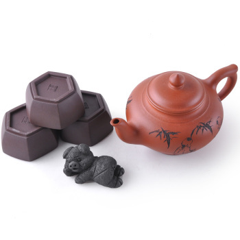 山林居六角紫砂杯与张雪君逸雅心清红紫砂及卧立茶宠黑猪茶具组合鉴赏